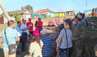 Депутат Заксобрания Нурлан Мунжасаров встретился с жителями села Нижнеозерное Илекского района